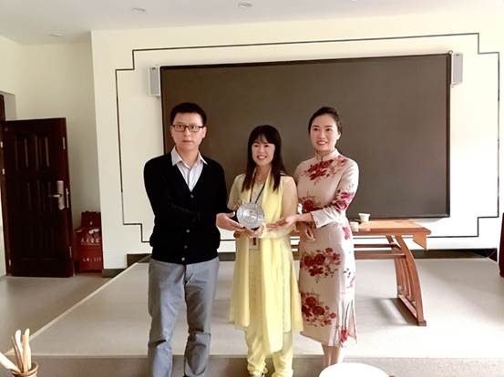 说明:E:\照片\2018-2019-2\东盟国家本土汉语培训\礼品馈赠.jpg