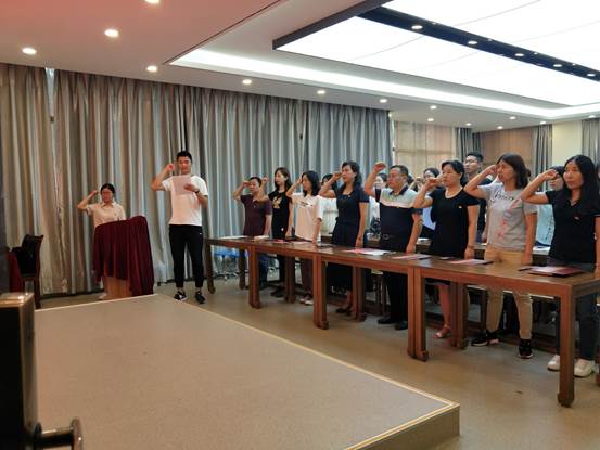 说明:E:\照片、音频\2018-2019-2\学院七一表彰\入党宣誓.jpg